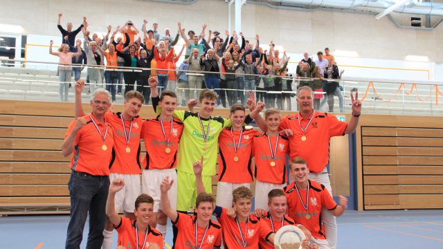 Zaalvoetballers Limmen JO17