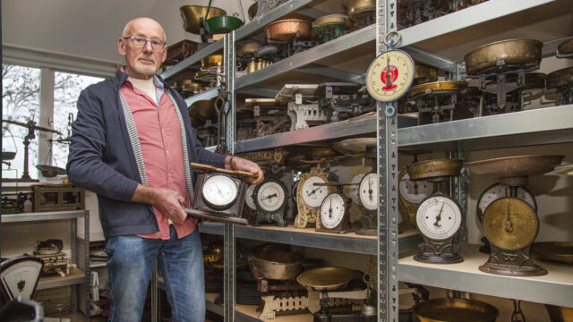 Oom of meneer vervorming wijs Cor (70) vindt zijn balans in het verzamelen van weegschalen - De  Castricummer