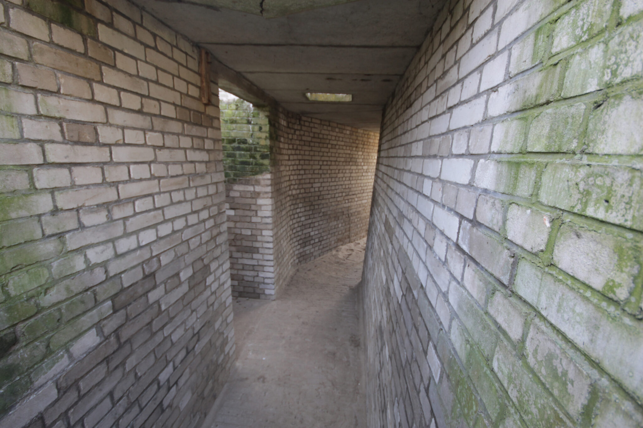 Konferenz und Besuch der deutschen Spuren des Zweiten Weltkriegs auf Fort Island bei IJmuiden