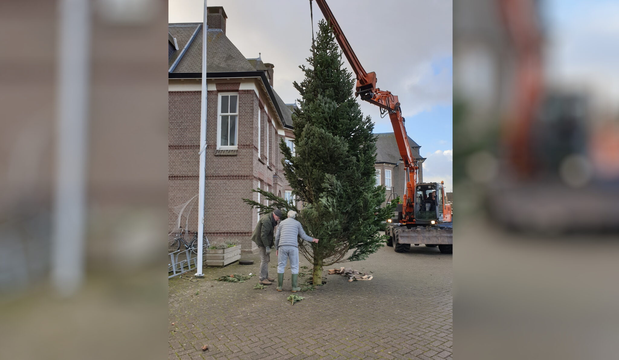 Wie kleedt de kale kerstboom van de St.Pancratiuskerk aan? De