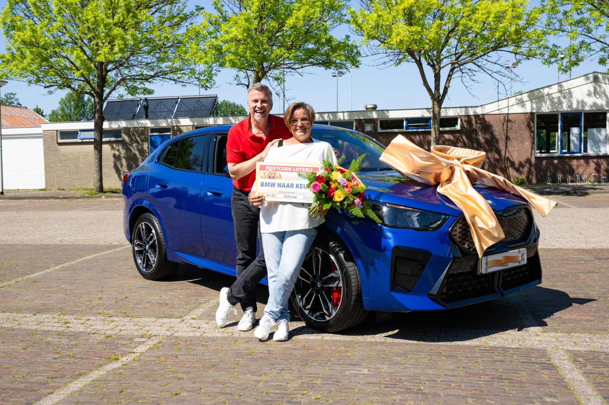 Ruth wint BMW naar keuze als premium prijs Postcode Loterij